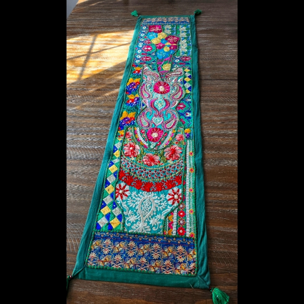 NWOT Beautiful hand embroidered table runner